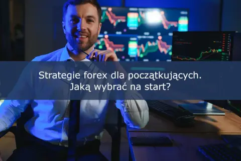 Uśmiechnięty mężczyzna przy biurku z wykresami giełdowymi na monitorach. Temat: strategie forex dla początkujących.