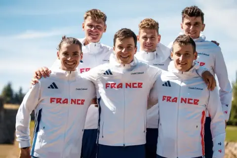 L'équipe de France de trail long, souriante et prête pour le championnat du monde.