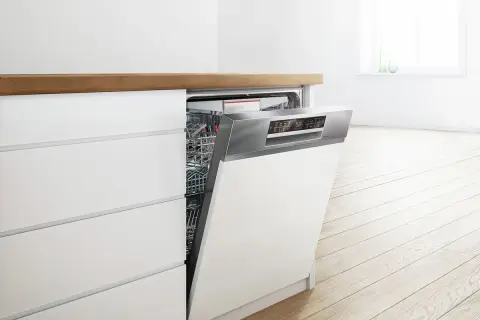 Lave-vaisselle Bosch ouvert, affichant son intérieur. Si un code erreur apparaît, consultez le manuel.