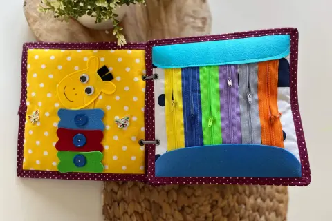 Książeczka sensoryczna personalizowana – rozwój dziecka przez zabawę
