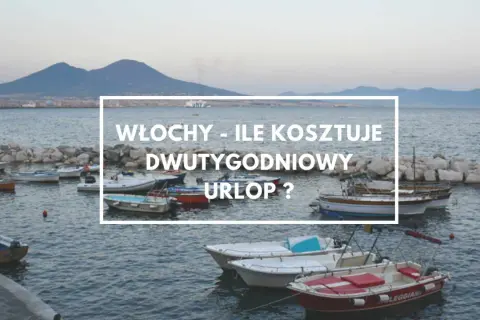 Włochy - ile kosztuje dwutygodniowy urlop? Widok na zatokę z łodziami i wulkanem w tle.