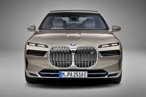 Przód luksusowego BMW Serii 7 w kolorze szampańskim. Charakterystyczny grill, smukłe reflektory LED. Szczegółowe bmw 7 dane techniczne dostępne online.