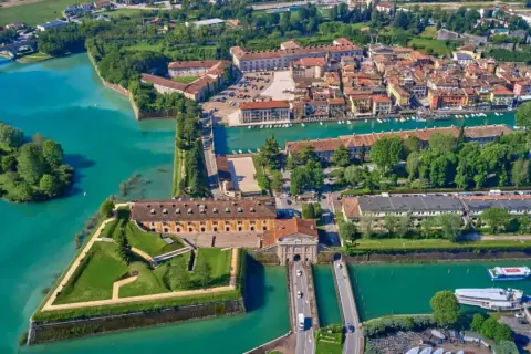 La fortezza di Peschiera del Garda vista dall'alto, con le sue mura pentagonali e le acque turchesi del lago.