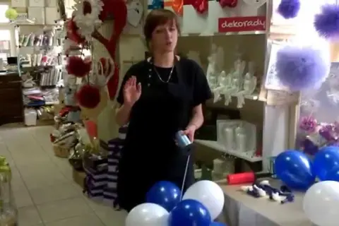 Jak skutecznie przykleić balony do ściany bez uszkodzeń – proste metody dekoracji
