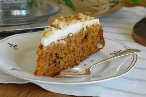 En saftig bit morotskaka med krämig frosting och nötter. Perfekt att frysa in morotskaka för senare njutning.
