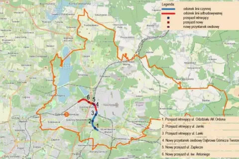 Mapa przedstawia przebieg dróg i linii kolejowych w okolicach Dąbrowy Górniczej, z zaznaczonymi przejazdami i przystankami.
