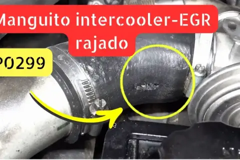 Manguito intercooler-EGR rajado en Volkswagen, causa del DTC P029900.