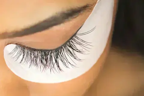 Des cils longs et volumineux, un rêve pour beaucoup. Découvrez comment avoir des cils plus longs grâce à des soins et extensions.
