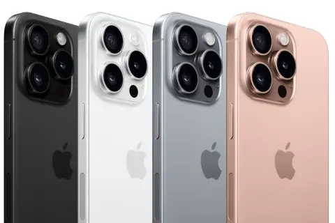 Cztery iPhone'y w różnych kolorach: czarnym, białym, szarym i różowym. Zbliżenie na moduł aparatów. Premiera iPhone 16 już wkrótce!
