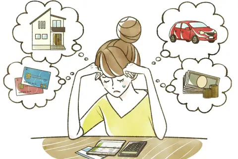 En kvinna med händerna på huvudet tänker på hus, bil, kreditkort och pengar. Hon upplever ekonomisk stress.