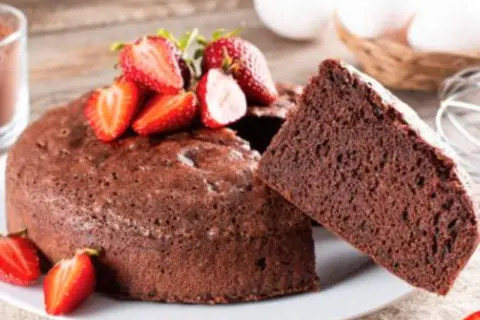 Saftiger Schokoladenkuchen, der nicht trocken ist. Ein köstliches Rezept mit frischen Erdbeeren.