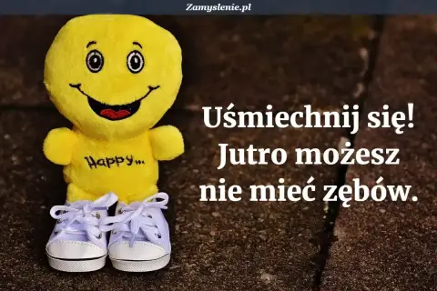 Uśmiechnij się! Jutro możesz nie mieć zębów. Zabawna maksyma o śmiechu, z pluszowym uśmiechniętym stworkiem w białych trampkach.