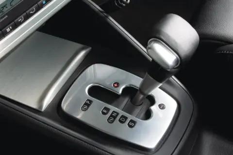 Palanca de cambios DSG de Volkswagen, que significa Direct-Shift Gearbox, una transmisión automática de doble embrague.