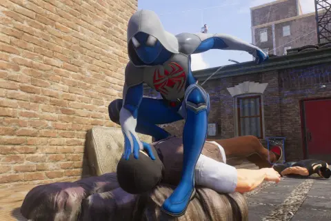 Spider-Man w nowym stroju obezwładnia przeciwnika. Wskazówki do gry Spider-Man 2 poradnik.