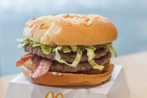 Ile kalorii ma Burger Drwala? Ponad 900 kcal! Warianty i dieta