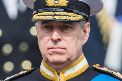 Książę Andrzej w mundurze marynarki wojennej, z odznaczeniami i złotymi zdobieniami na czapce.