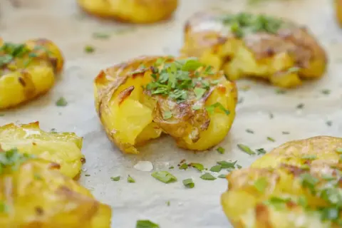 Krispiga, gyllene smashed potatoes med färsk persilja. Ett perfekt smashed potatoes recept för alla tillfällen.