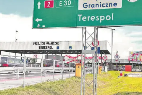 Przejście graniczne Terespol. Znaki drogowe kierują do E30 i na drogę nr 2. Samochody czekają na odprawę.