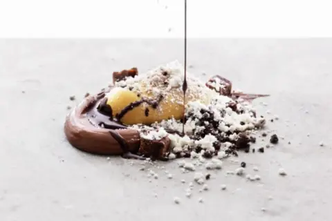 En läcker dessert med chokladsås, glass och smulor. Perfekt för ett salt karamell recept.
