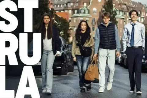 Ungdomar går på gatan med texten "STRULA" i förgrunden. En serie från SVT.