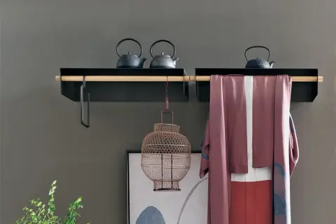 Mensole ingresso moderne con teiere decorative, lanterna in filo metallico e kimono appeso.