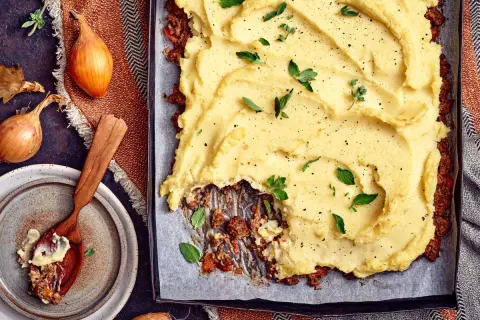 En saftig köttfärspaj med ett fluffigt potatisskal, toppad med färska örter. Perfekt för en mysig middag.