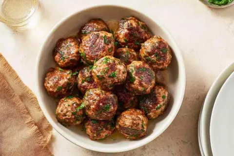 Pyszne mielone z air fryer, idealne na szybki obiad. Soczyste, rumiane klopsiki posypane świeżą natką pietruszki.