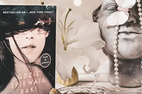 Gdzie śpiewają raki: przewodnik po bestsellerze Delii Owens