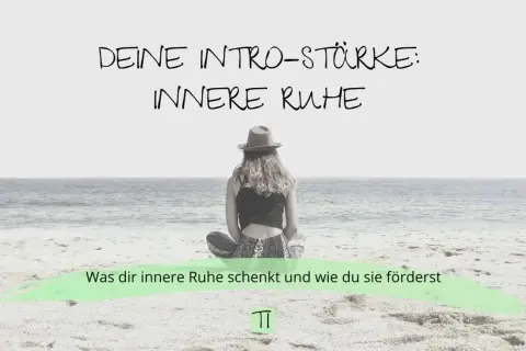 Frau sitzt am Strand, blickt aufs Meer. "DEINE INTRO-STÄRKE: INNERE RUHE". Was dir innere Ruhe schenkt und wie du sie förderst. Dann ist das so.