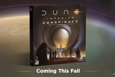 Gra Dune: Imperium Conspiracy. Na okładce członkowie zakonu w szatach stoją przed tajemniczą, monumentalną budowlą.