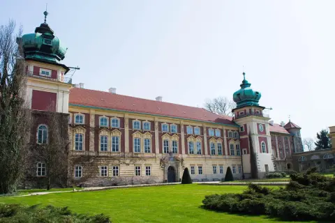 Barokowy pałac z zielonymi kopułami, otoczony ogrodem. Wspaniałe atrakcje okolice Rzeszowa, idealne na wycieczkę.