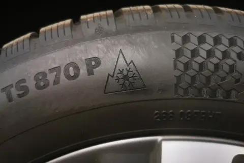 ZR na oponie: Dekodujemy symbol szybkich aut. Czy go potrzebujesz?