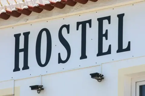 Hotel czy hostel? Wybierz idealny nocleg: koszty, prywatność, atmosfera