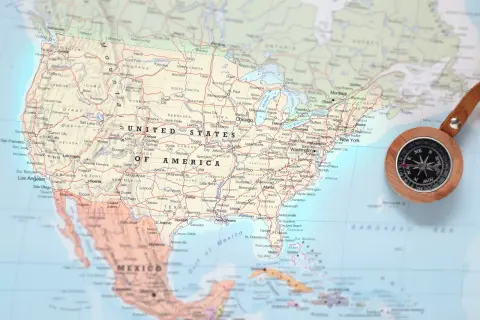 Mapa Stanów Zjednoczonych z kompasem, idealna na paczkę do USA.