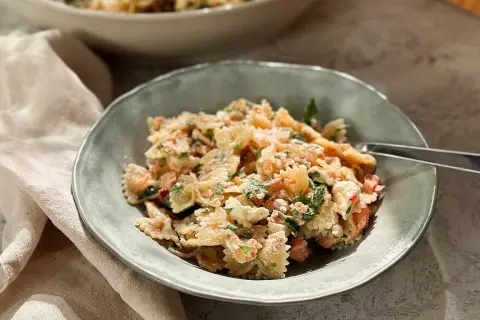 En härlig pastasallad med lax och fetaost, perfekt för en lätt lunch eller middag.