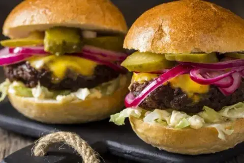 Jak podgrzać hamburgera w piekarniku, by nie stracił smaku?
