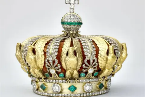 Magnifique couronne de l'impératrice Eugénie, ornée d'aigles dorés, de diamants étincelants et d'émeraudes vives.