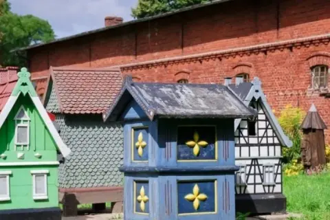 Skansen Pszczelarstwa Swarzędz: Godziny, ceny, atrakcje i unikatowe ule