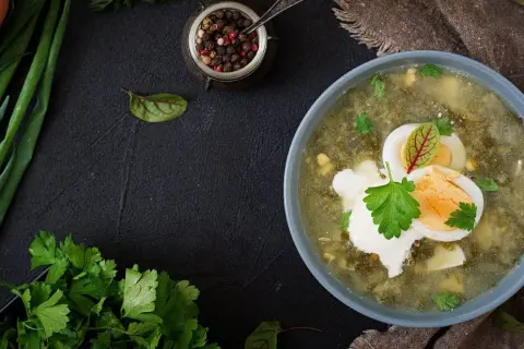 Idealna zupa szczawiowa? Przepis krok po kroku na smak dzieciństwa!