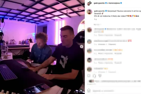 Due artisti in studio creano musica, un'anticipazione de "il piu grande spettacolo dopo il big bang testo".