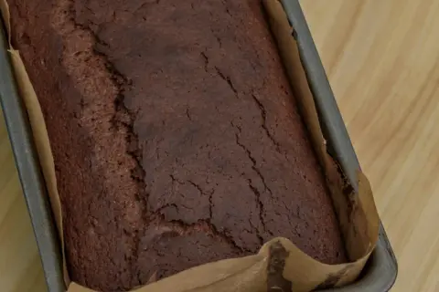 Pyszne, ciemne ciasto cynamonowe w keksówce, pachnące przyprawami. Idealne na jesienne popołudnie.
