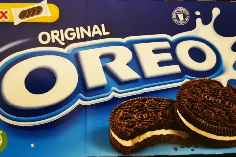Opakowanie Oreo z dwoma ciastkami. Na opakowaniu widnieje informacja, że jedno ciastko waży 11 gram.