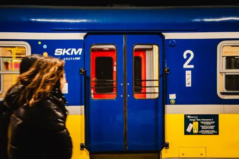 Ludzie wsiadają do niebieskiego pociągu SKM na stacji Gdańsk Siedlce.