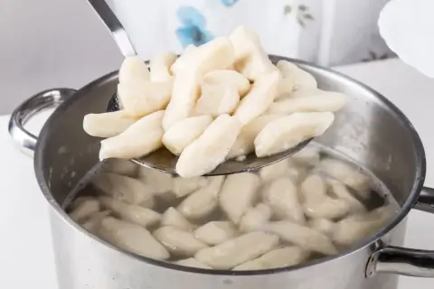 Gotujesz kopytka, które można mrozić. Są one wyjmowane łyżką cedzakową z garnka z wrzącą wodą.