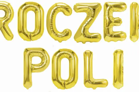 Złoty baner urodzinowy z napisem "Roczek Poli" z balonów.