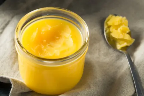 Masło klarowane (Ghee): Zdrowe czy nie? Fakty, zalety i wady