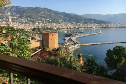 Widok na port w Alanyi z czerwoną wieżą i latarnią morską. Idealne miejsce na rodzinne wycieczki, alanya atrakcje dla dzieci.
