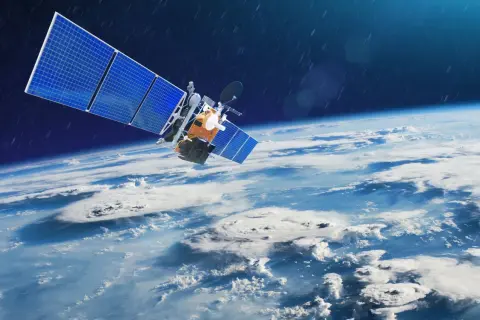 Satelita Starlink, symbol nowoczesnej łączności, krąży nad Ziemią. To odpowiedź na pytanie: starlink co to.