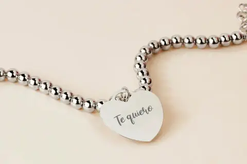 Pulsera de plata con corazón grabado "Te quiero", ideal para frases para grabar en pulseras.