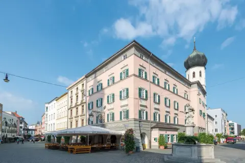 Einladende Biergarten-Atmosphäre in Rosenheim. Hier finden sich echte Geheimtipps für Genießer.